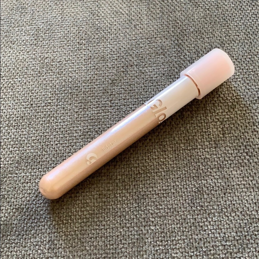 Glossier lidstar in moon
